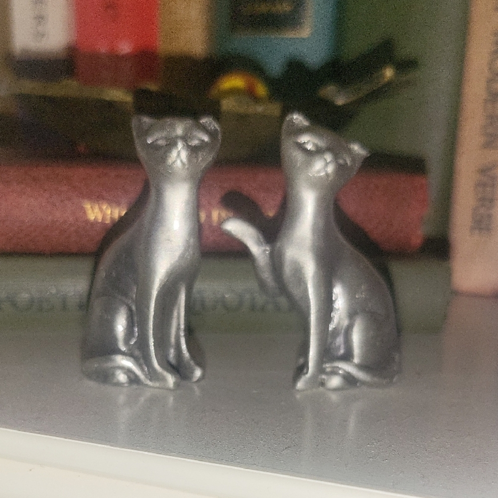 Pewter Cat Figurines.. Tiny ☺️